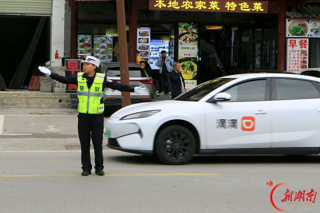 张家界黄龙洞景区:志愿服务护航国庆假期,真诚奉献温暖游客旅途
