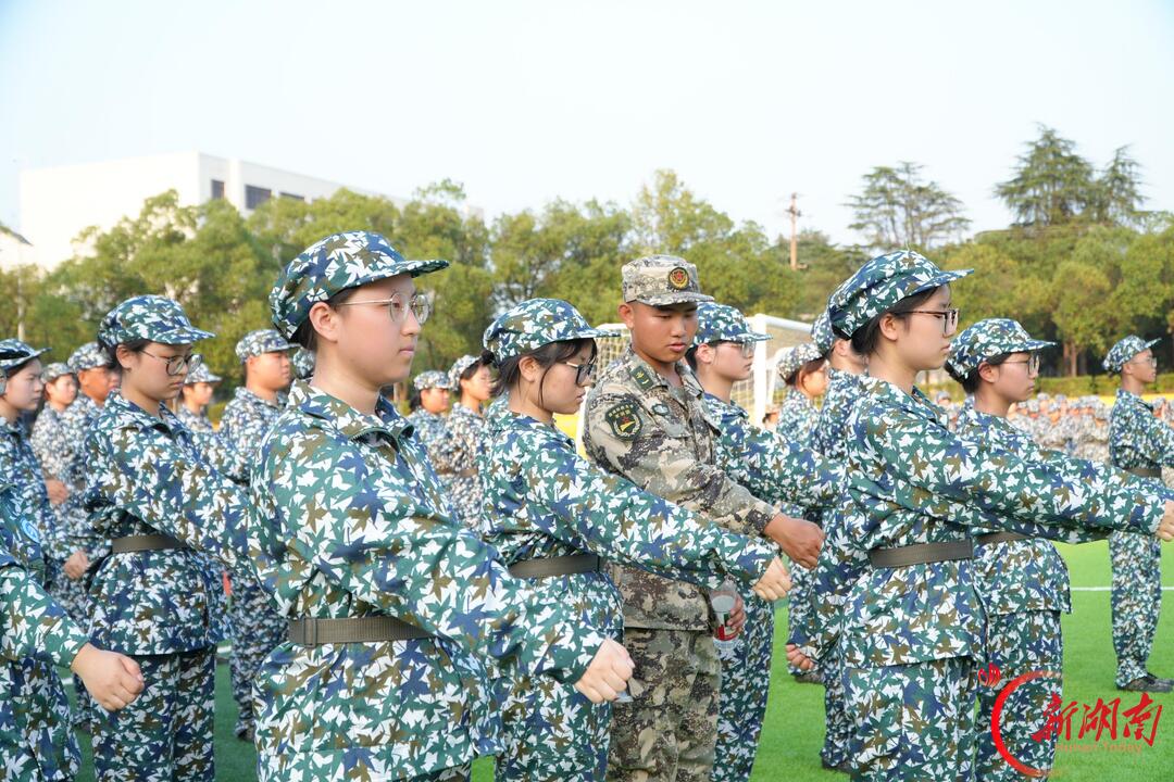 青春正步走|细琢方寸姿 严训塑新风