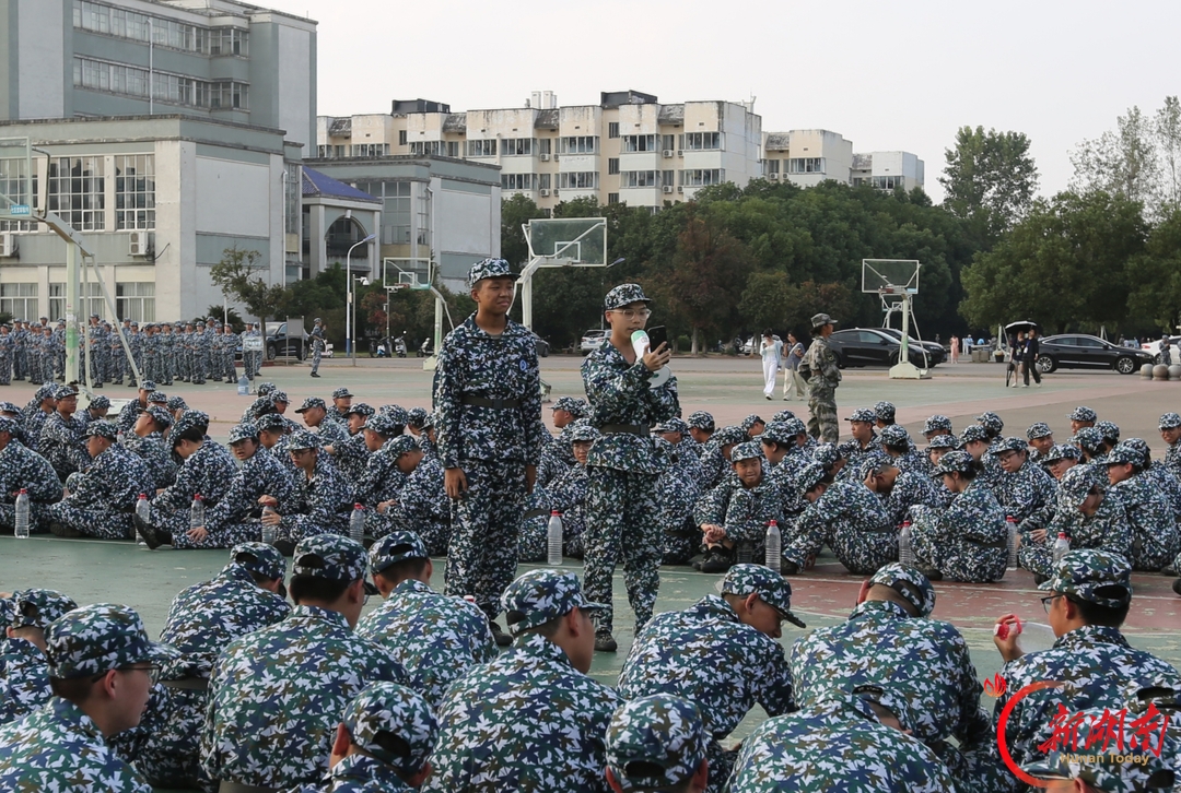 青春正步走丨迷彩迎国庆,同心砺青春