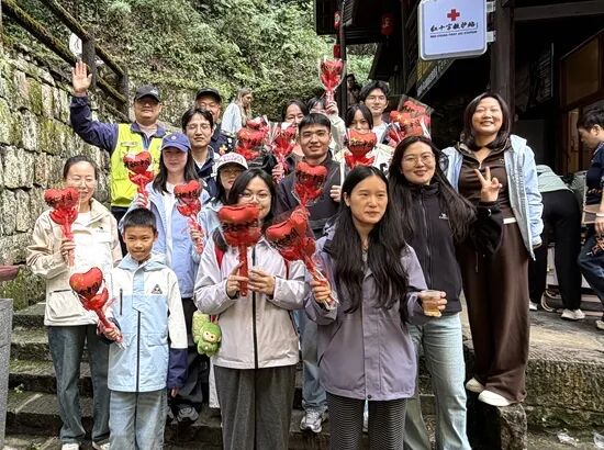暖心服务不打烊 杨家界景区管委会温情守护游客国庆旅途