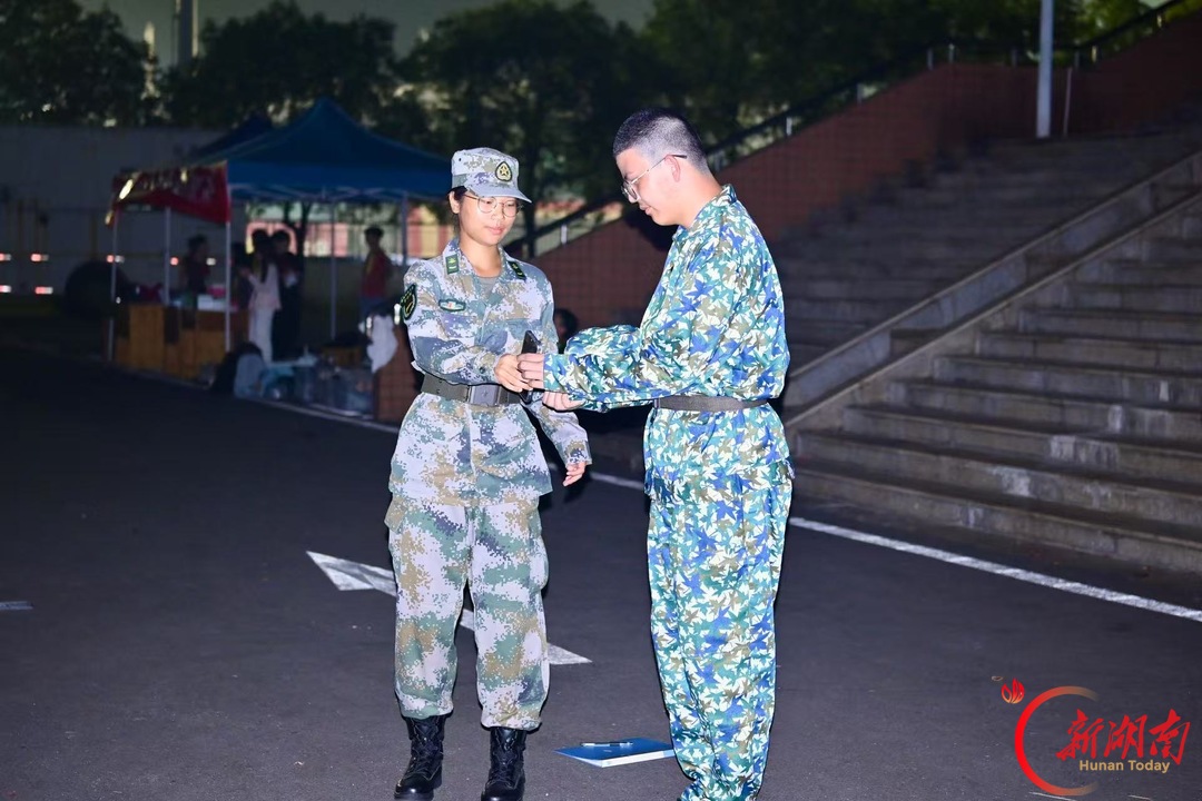 青春正步走丨暮色砺初心 迷彩启新程
——湖南科技大学建筑与设计学院2026级新生首次军训集结