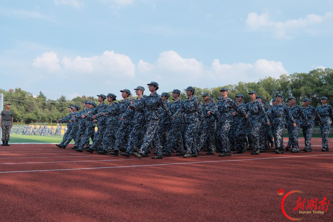 青春正步走丨场边观训:靠脚声里听成长,重复之中见蜕变