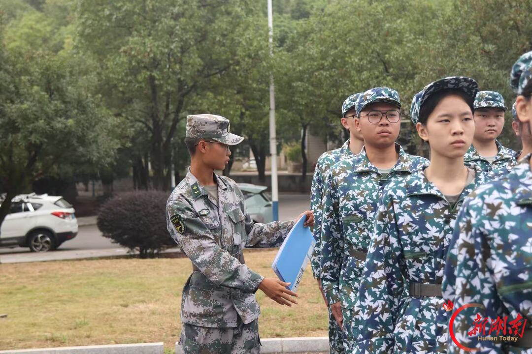 青春正步走丨淬火砺心担使命 温情带训育新人
——专访建筑与设计学院2026年新生军训教官朱标万