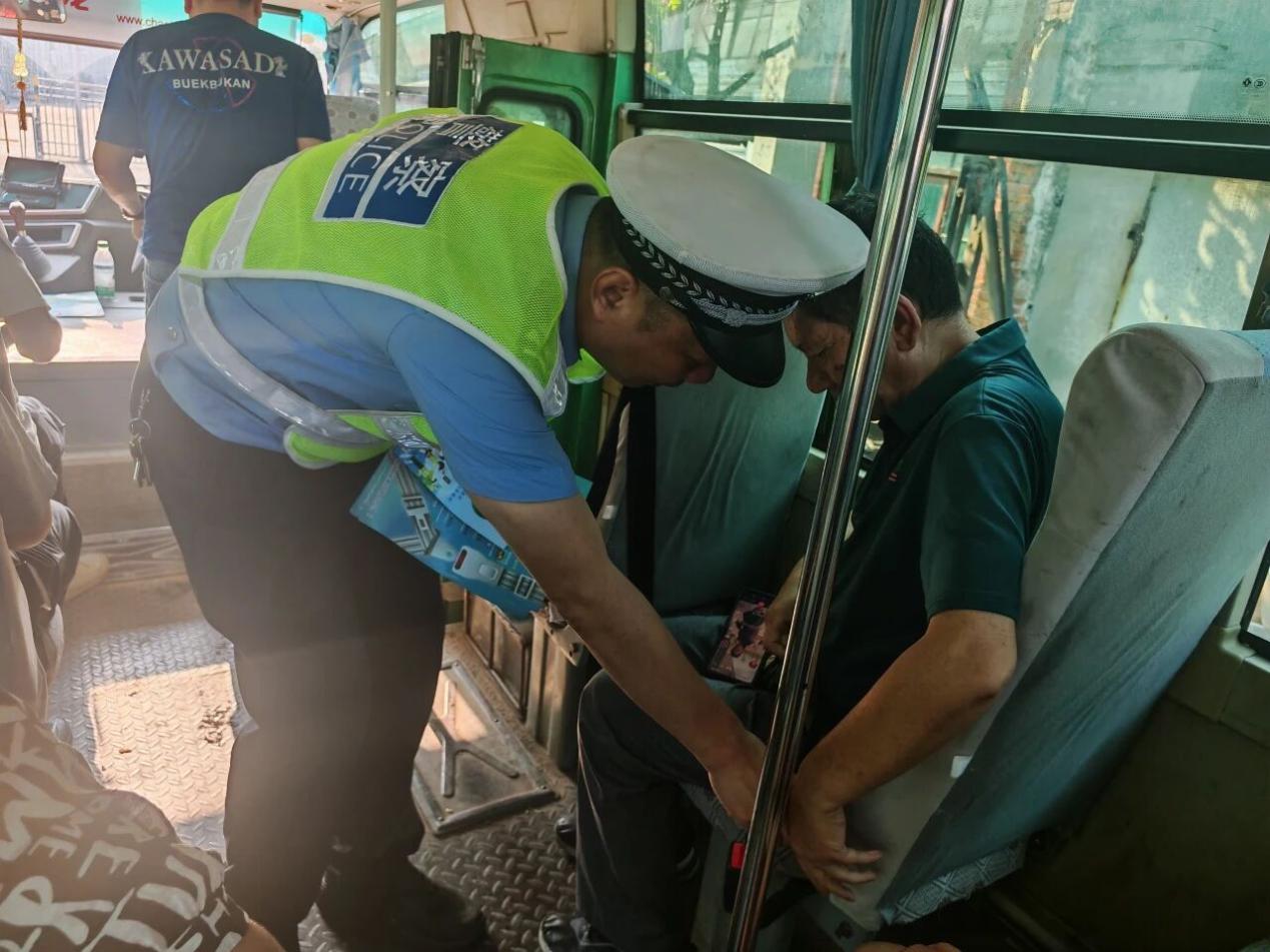 邵阳交警:国庆坚守护平安 严查违法不松懈