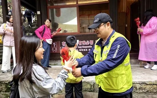 暖心服务不打烊 杨家界景区管委会温情守护游客国庆旅途