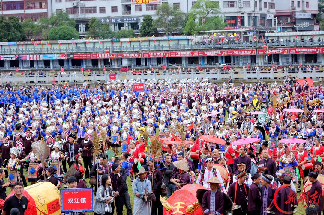 各族群众大巡游 载歌载舞欢庆国庆