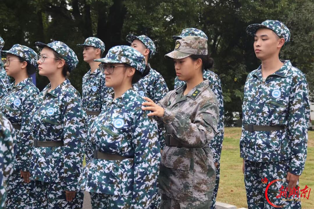 青春正步走丨迷彩守初心 严暖伴萌新
——专访建筑与设计学院2026年新生军训教官官易璇