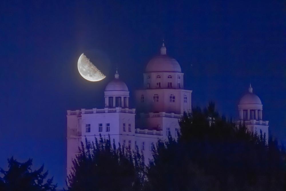 年度最大下弦月“爬上”夜空