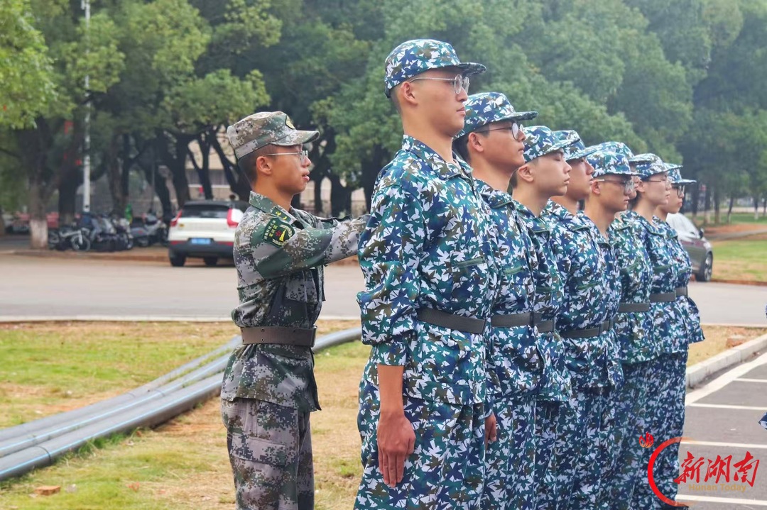 青春正步走丨戎装执口令 青春引路人
——专访建筑与设计学院2026年新生军训教官曹宇琛