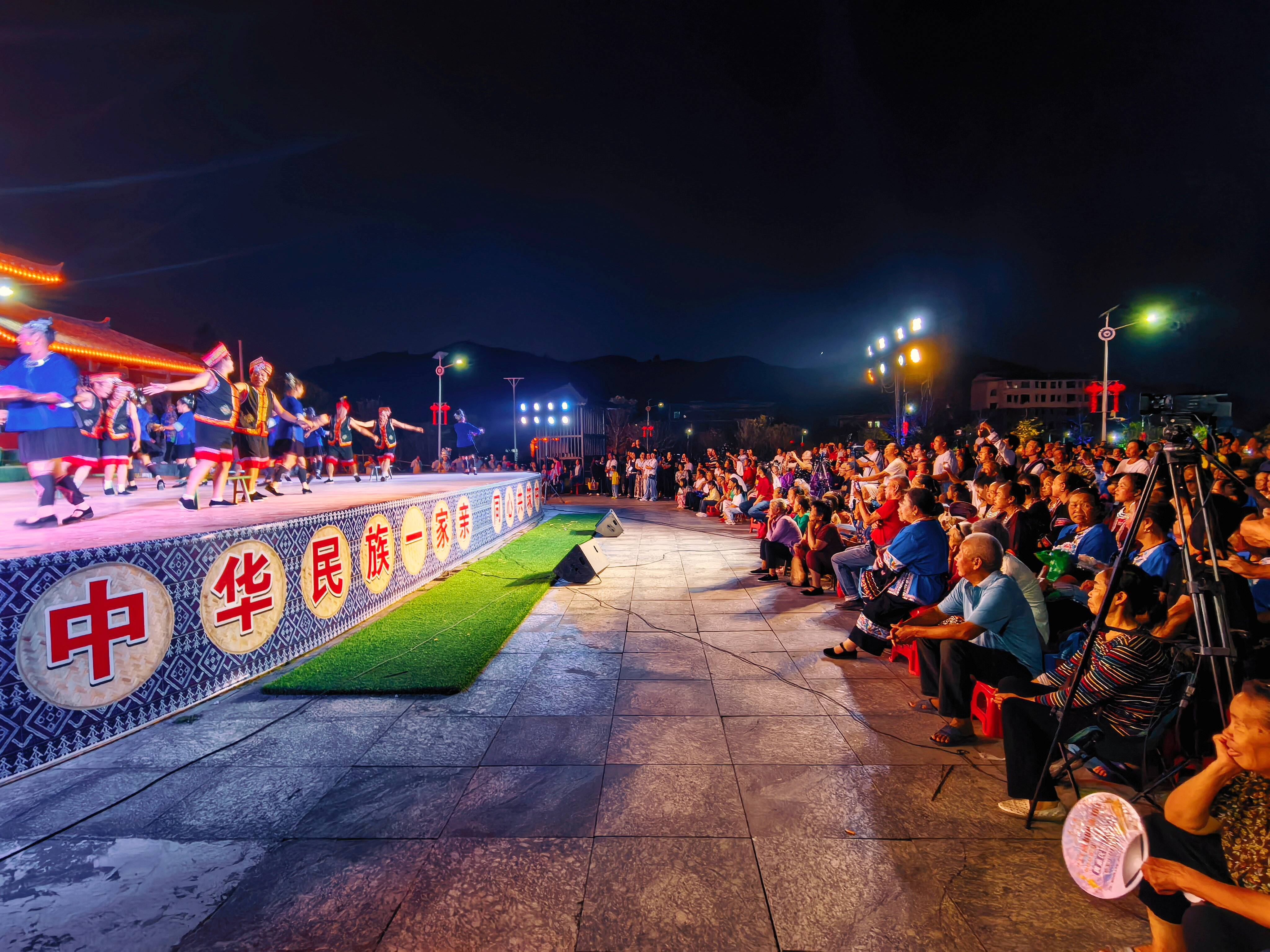 法治润五溪 同心绽芳华 ——怀化开展民族团结进步促进法宣传周活动综述