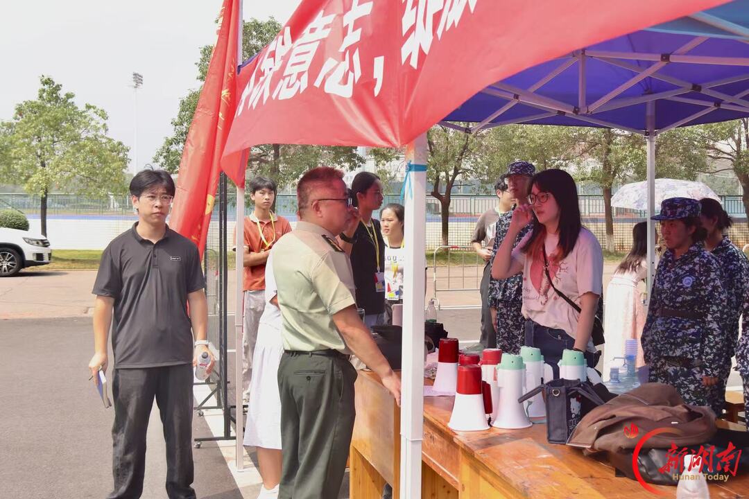 青春正步走丨深入训练场 暖心督训练
——武装部副部长段斌莅临我院军训场地指导新生军训工作
