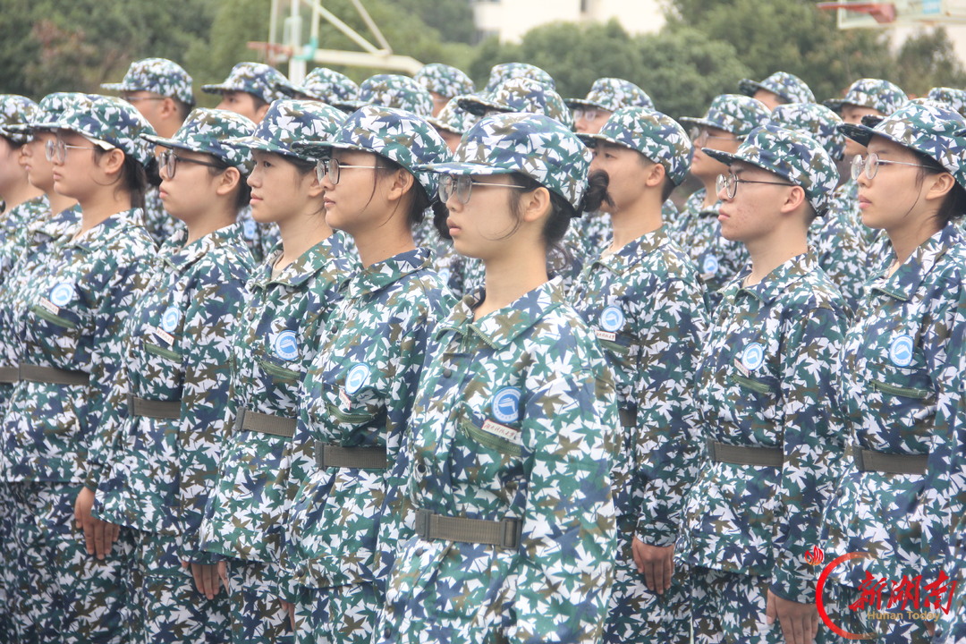 青春正步走丨金秋迎华诞 迷彩绽芳华