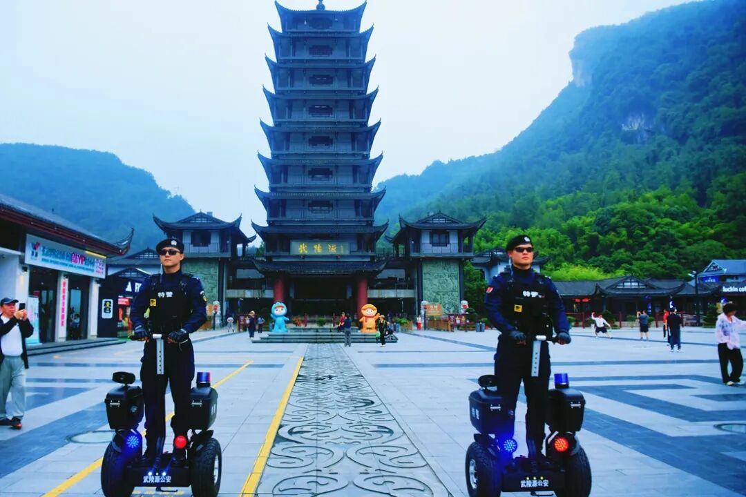 风景在眼前,平安在身边——张家界公安护航国庆假期