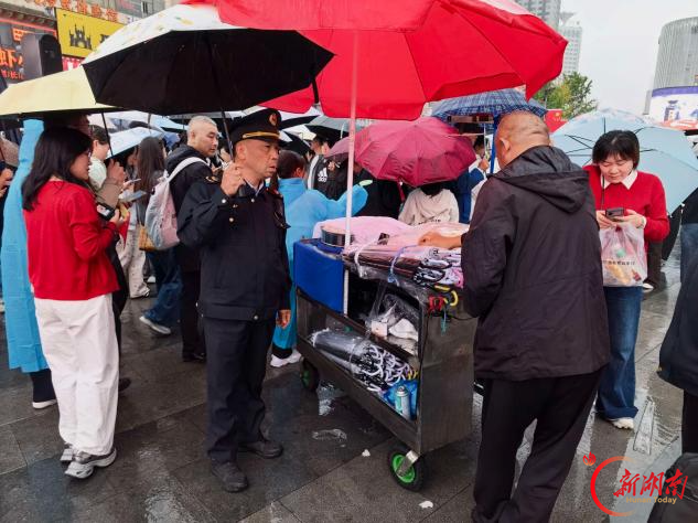 近千人次值守一线！芙蓉区行政执法局织密保障网以“执法蓝”守护星城国庆烟火