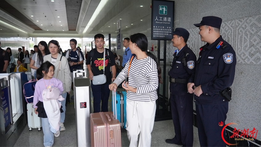 节日我在岗|怀化公安处龙山站派出所全力护航旅客平安出行