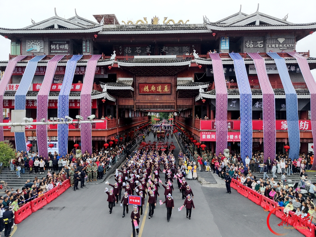 各族群众大巡游 载歌载舞欢庆国庆