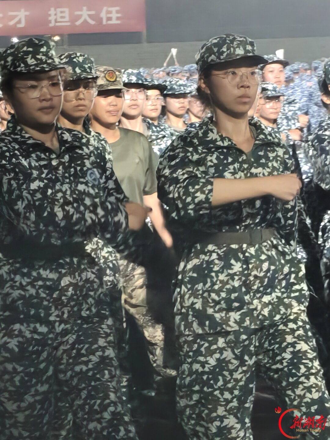 青春正步走｜夜色训练场，迷彩少年的坚守与成长