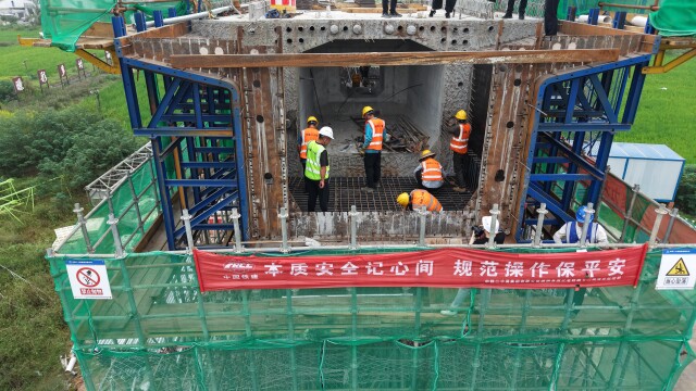 国庆我在岗｜虞公港铁路大桥工地不停工
