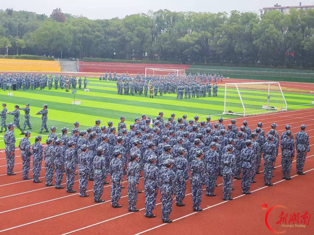 青春正步走|聚力护航军训场,淬砺青春少年行