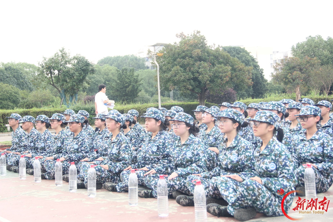 青春正步走丨金秋迎华诞 迷彩绽芳华
