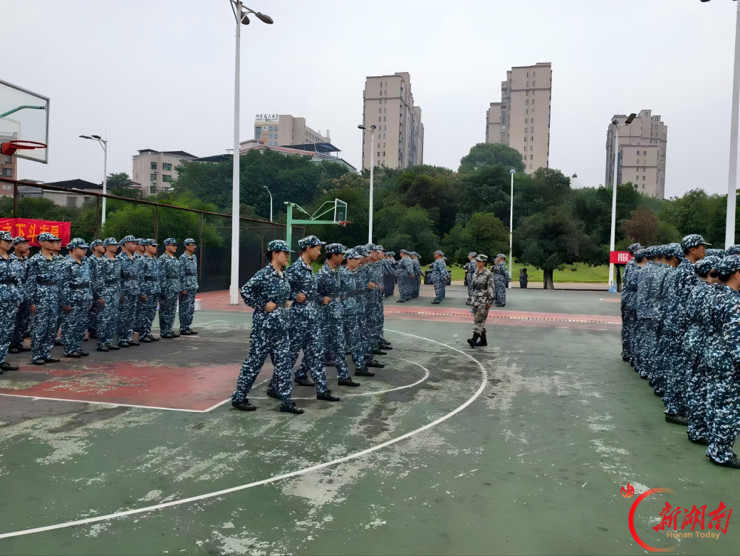青春正步走丨迷彩服一穿，我才真正觉得大学开始了