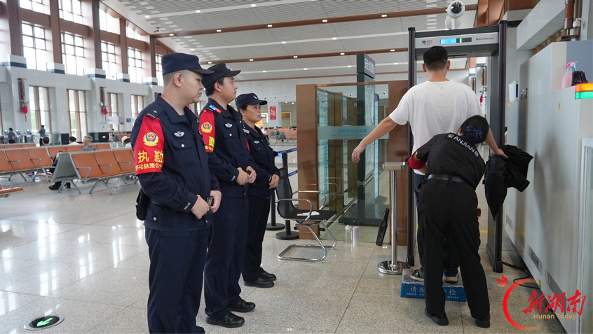 节日我在岗|怀化公安处龙山站派出所全力护航旅客平安出行
