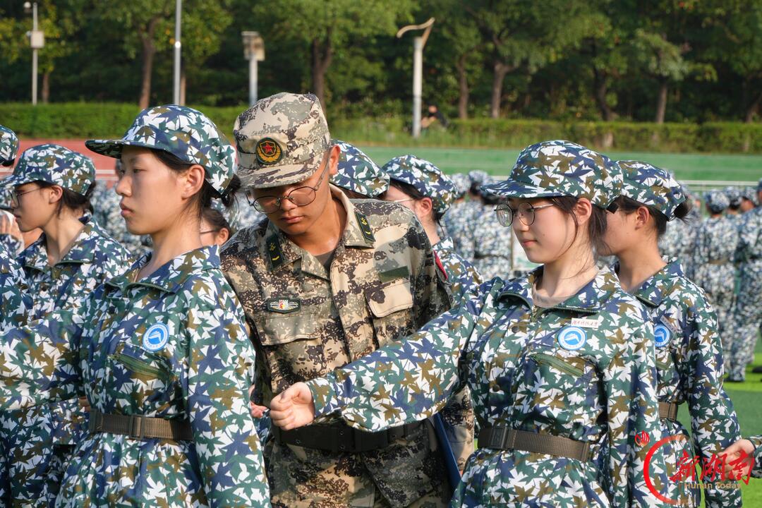 青春正步走|细琢方寸姿 严训塑新风