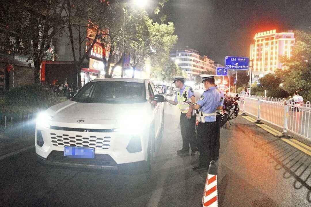 邵阳交警:国庆坚守护平安 严查违法不松懈