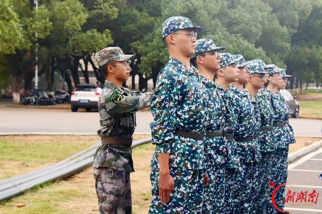 青春正步走丨迷彩绘青春 启航砺初心
——湖南科技大学2026级新生军训正式开启