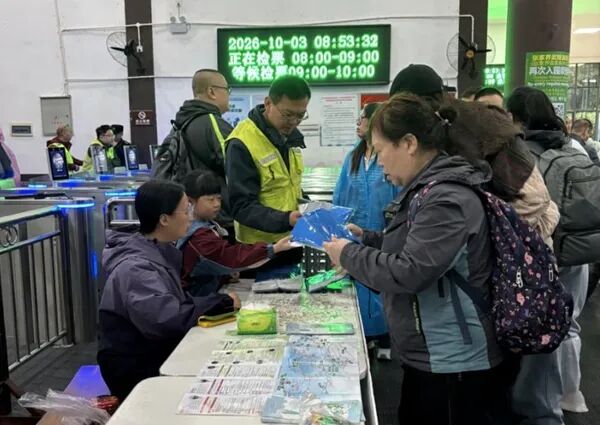 一杯姜茶暖旅途 非遗好戏庆国庆 天子山门票站“宠客”服务伴客游