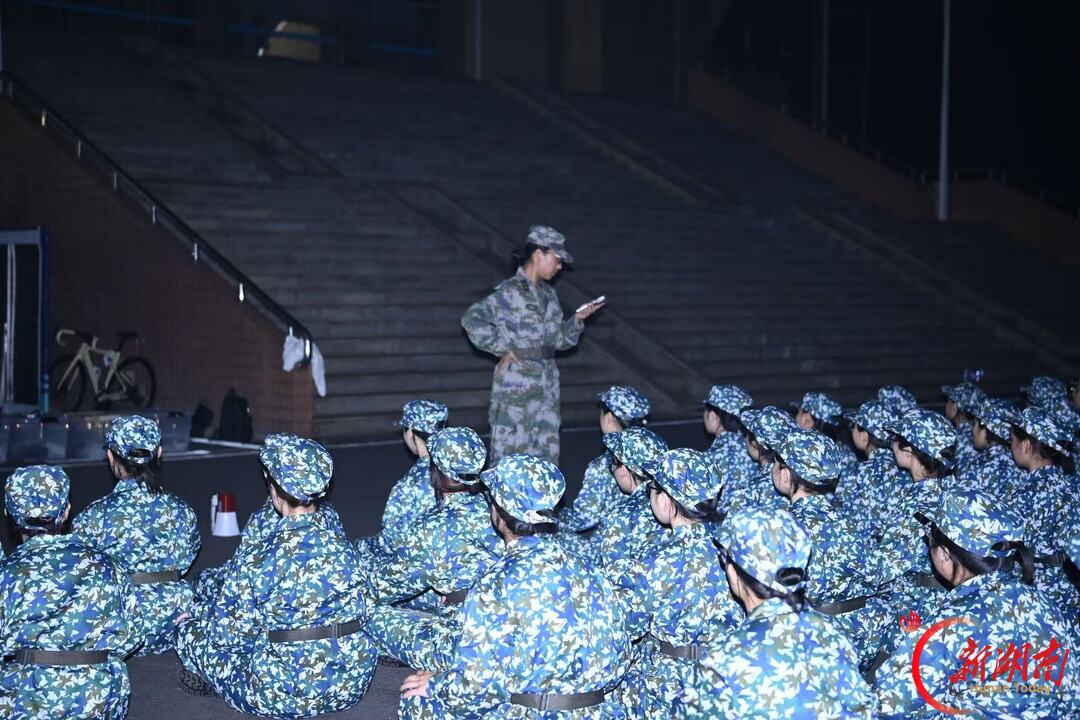 青春正步走丨暮色砺初心 迷彩启新程
——湖南科技大学建筑与设计学院2026级新生首次军训集结