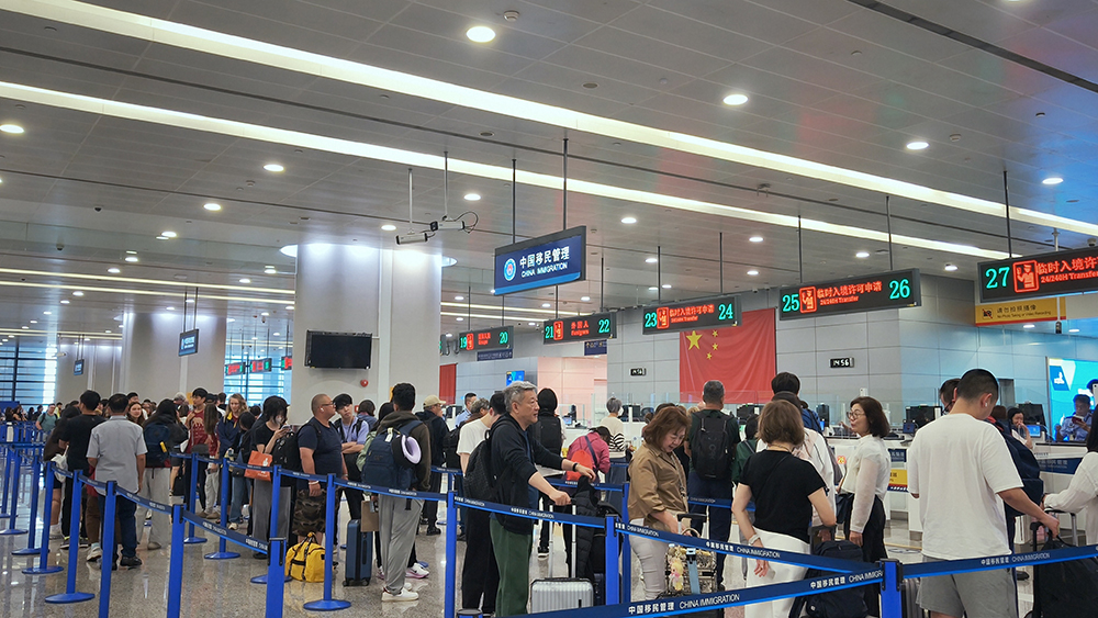 国庆假期前三天，浦东国际机场口岸出入境人员近32万人次