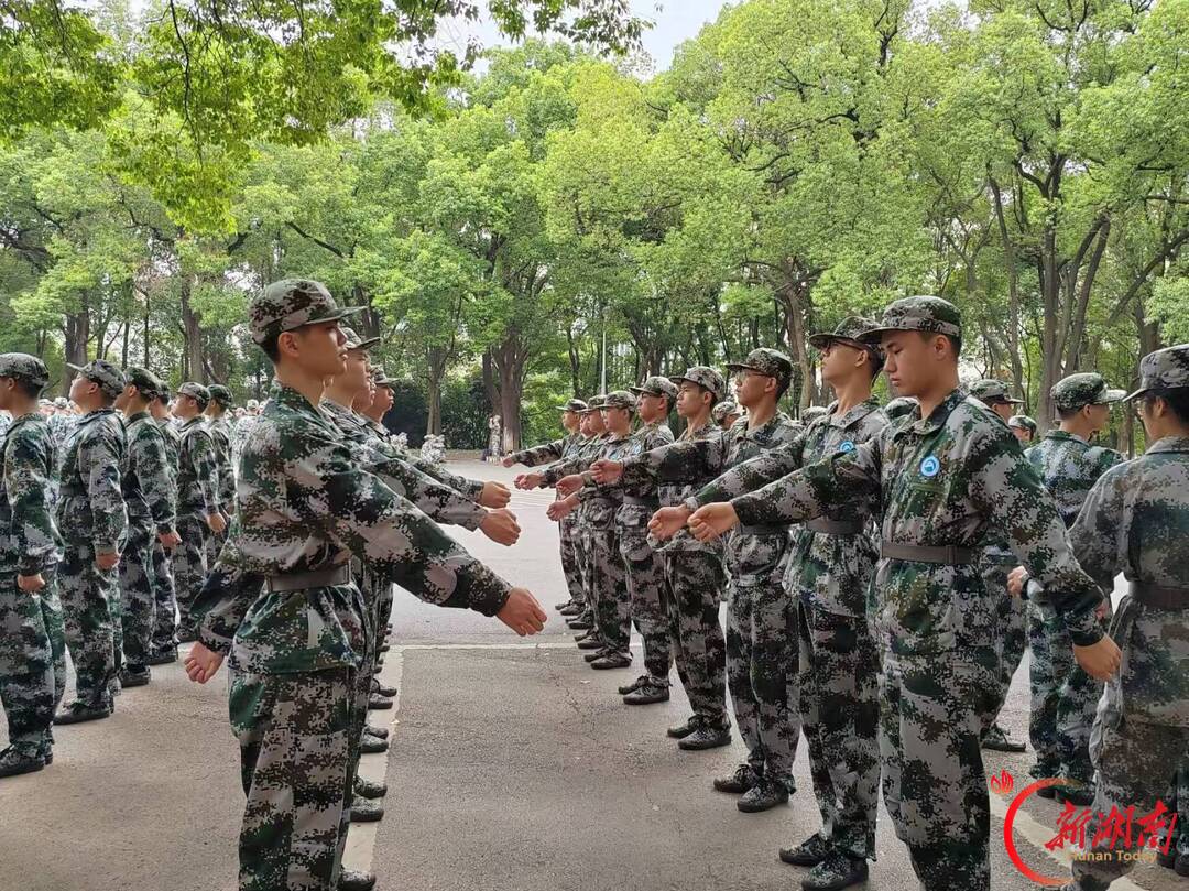 青春正步走丨旗语忆往昔,秋阳寄新声