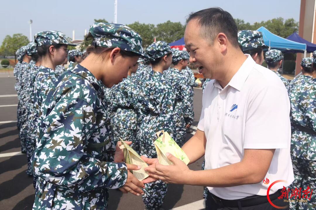 青春正步走丨迷彩映圆月 温情满科大
——湖南科技大学建筑与设计学院2026年中秋主题迎新活动温情上演