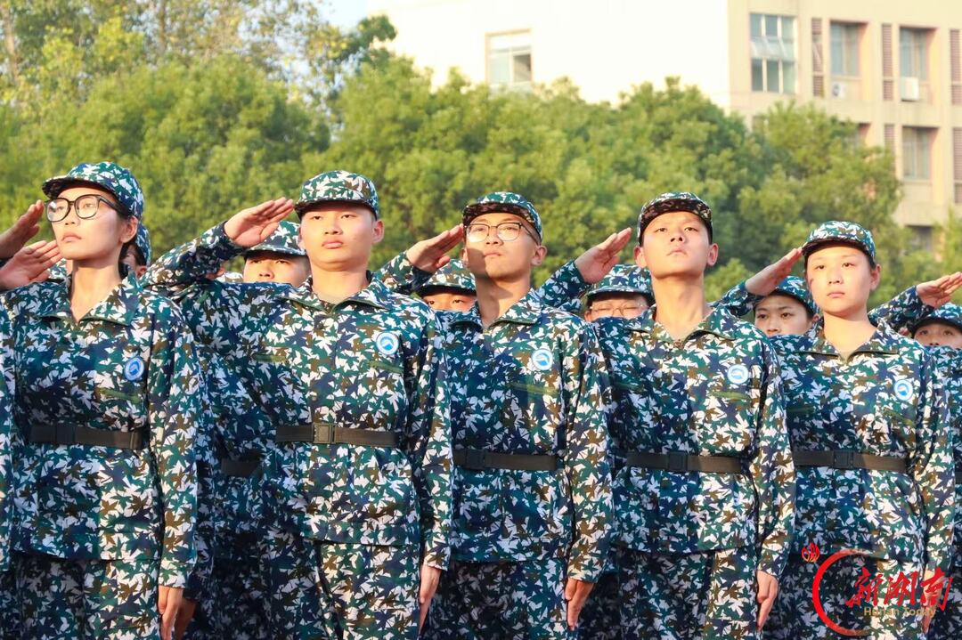 青春正步走丨迷彩砺初心 青春展风采
——湖南科技大学2026级新生军训单个军人队列动作评比顺利举行