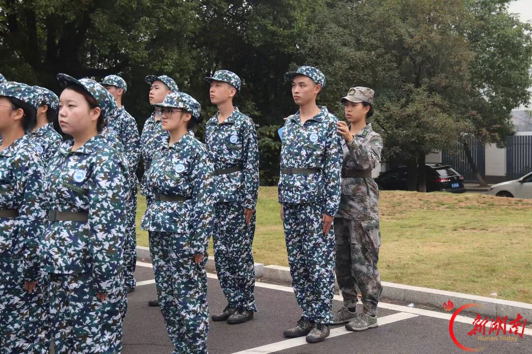 青春正步走丨迷彩守初心 严暖伴萌新
——专访建筑与设计学院2026年新生军训教官官易璇