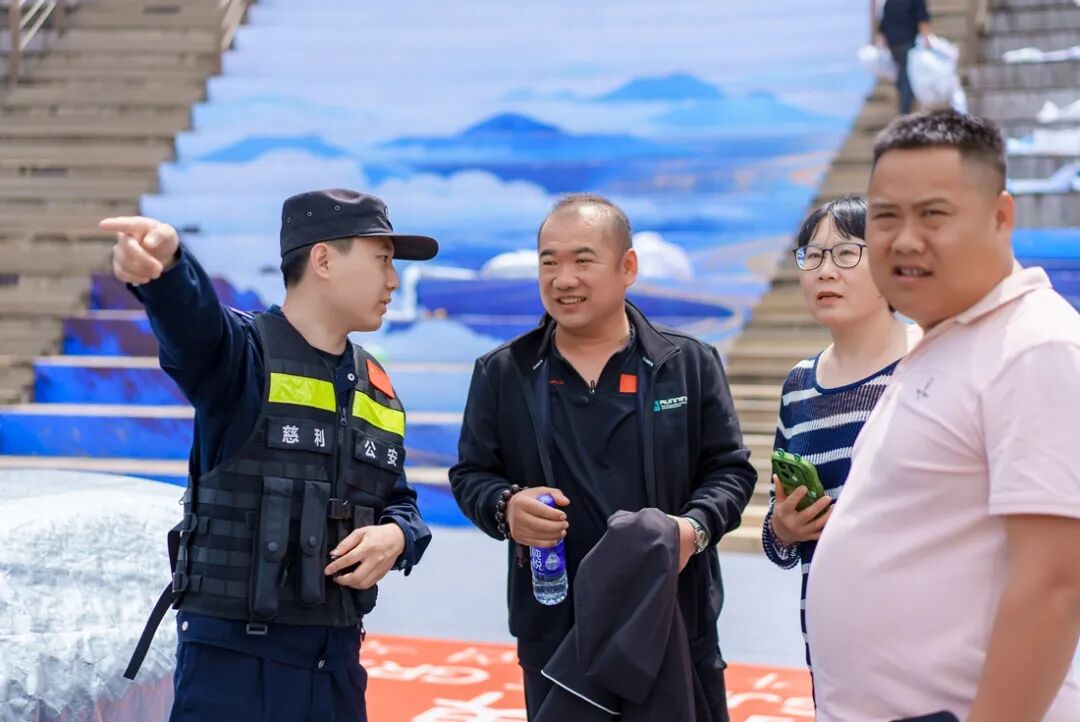 风景在眼前,平安在身边——张家界公安护航国庆假期