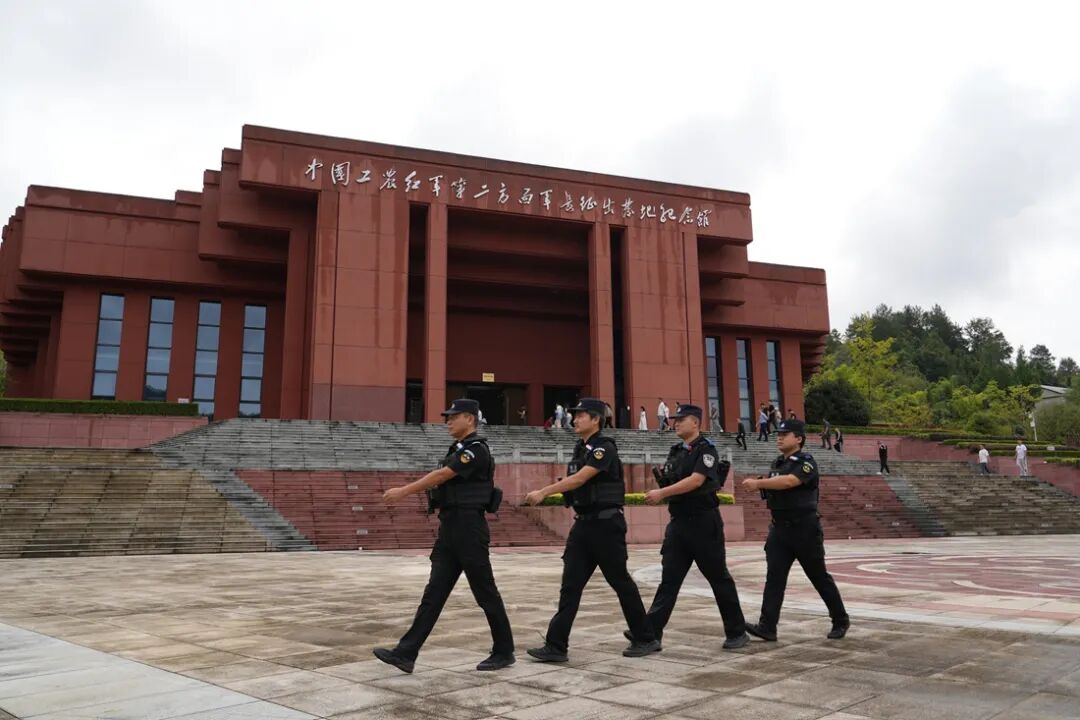 风景在眼前,平安在身边——张家界公安护航国庆假期
