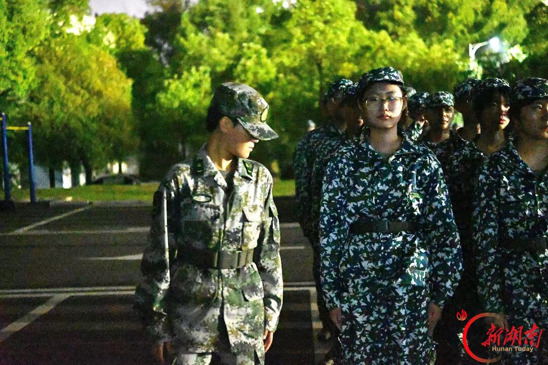 青春正步走丨暮色砺初心 迷彩启新程
——湖南科技大学建筑与设计学院2026级新生首次军训集结