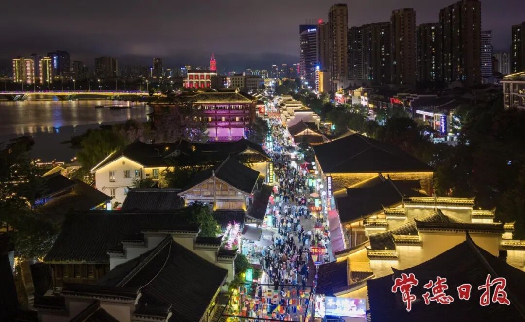 国庆假期第三天：常德河街延续高位客流 “湘超”第二现场热力翻涌