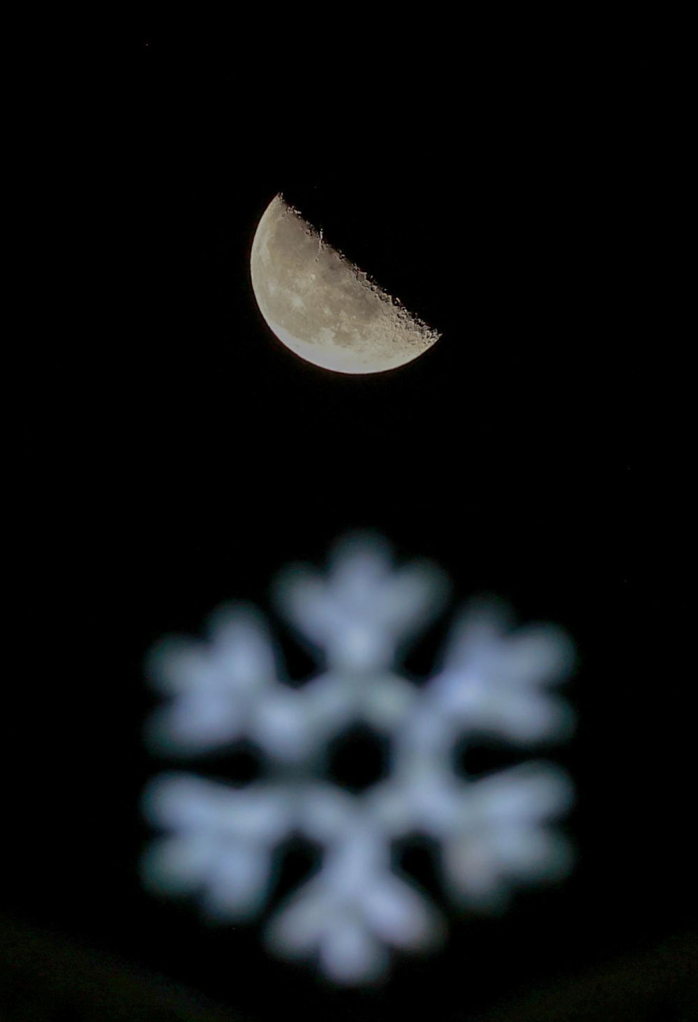 年度最大下弦月“爬上”夜空