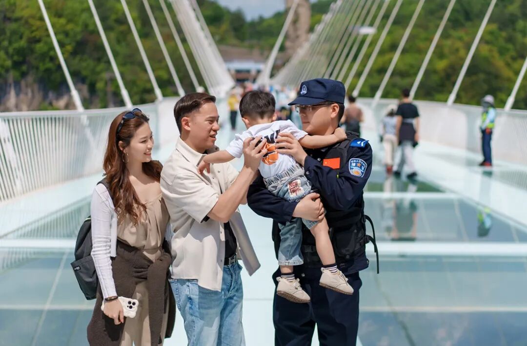 风景在眼前,平安在身边——张家界公安护航国庆假期