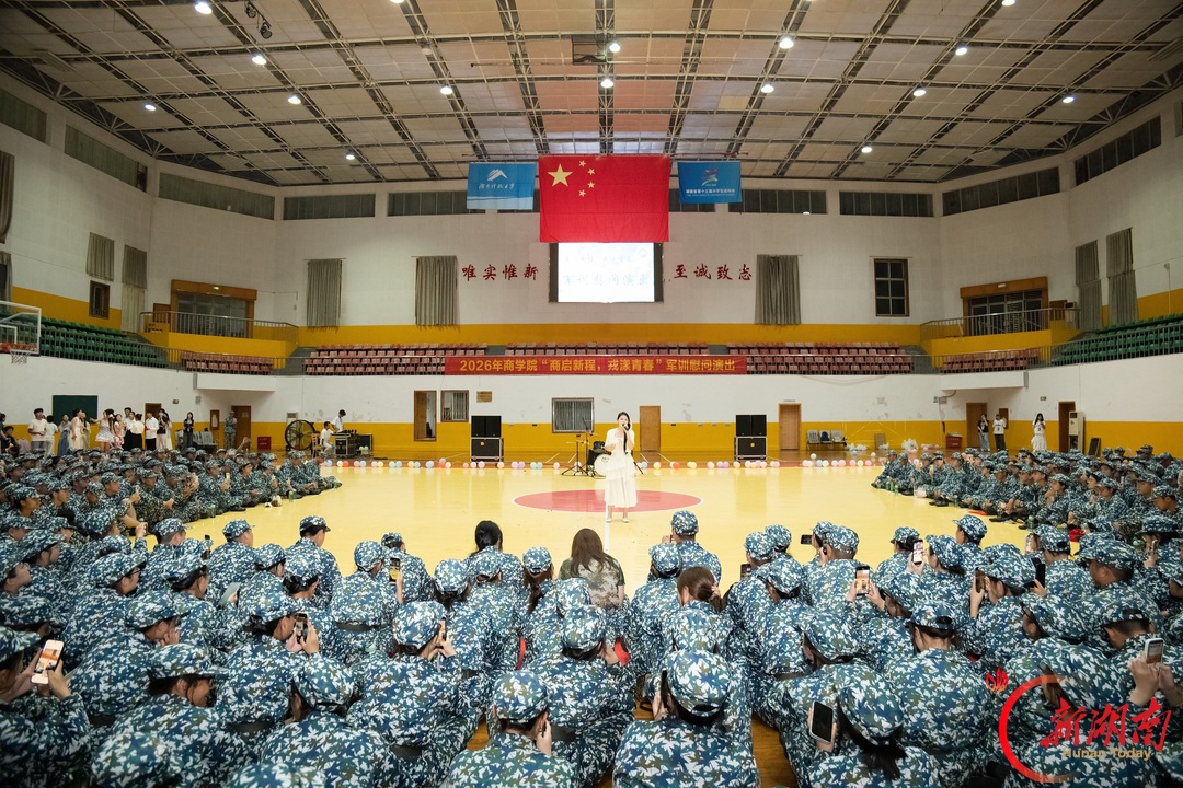 青春正步走丨晚风送暖意 歌舞励青春
