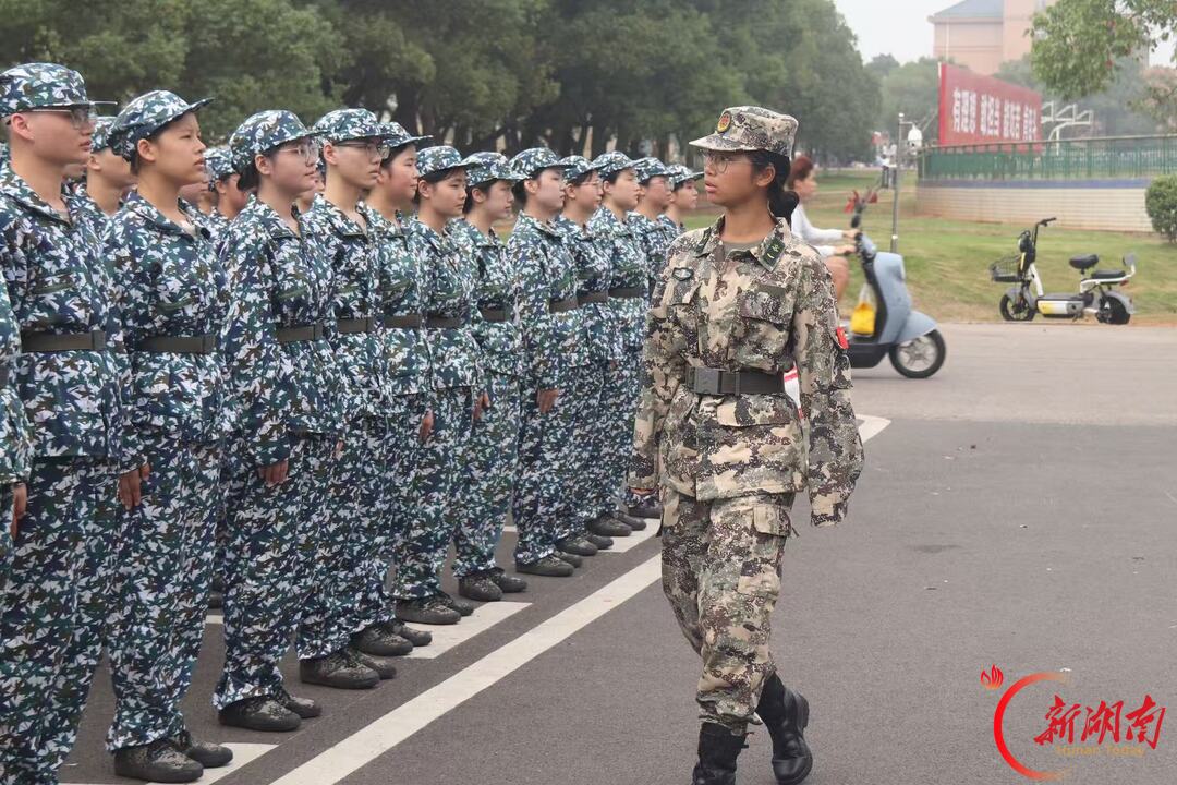 青春正步走丨迷彩铸风骨 训场寄初心
——专访建筑与设计学院2026年新生军训教官付贞华