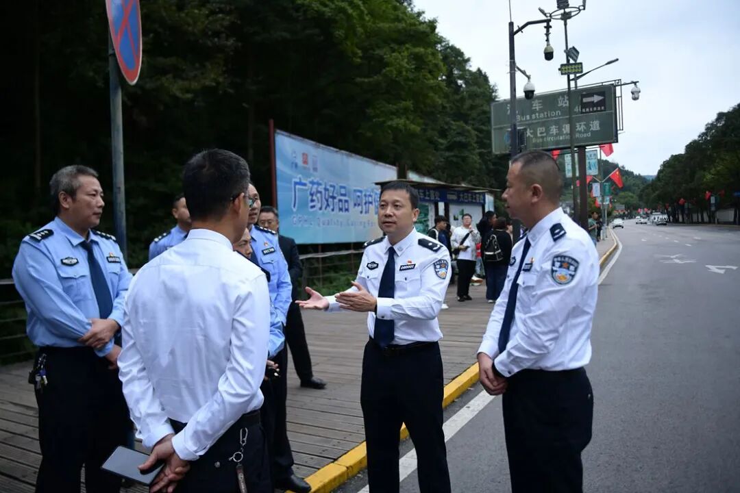 风景在眼前,平安在身边——张家界公安护航国庆假期