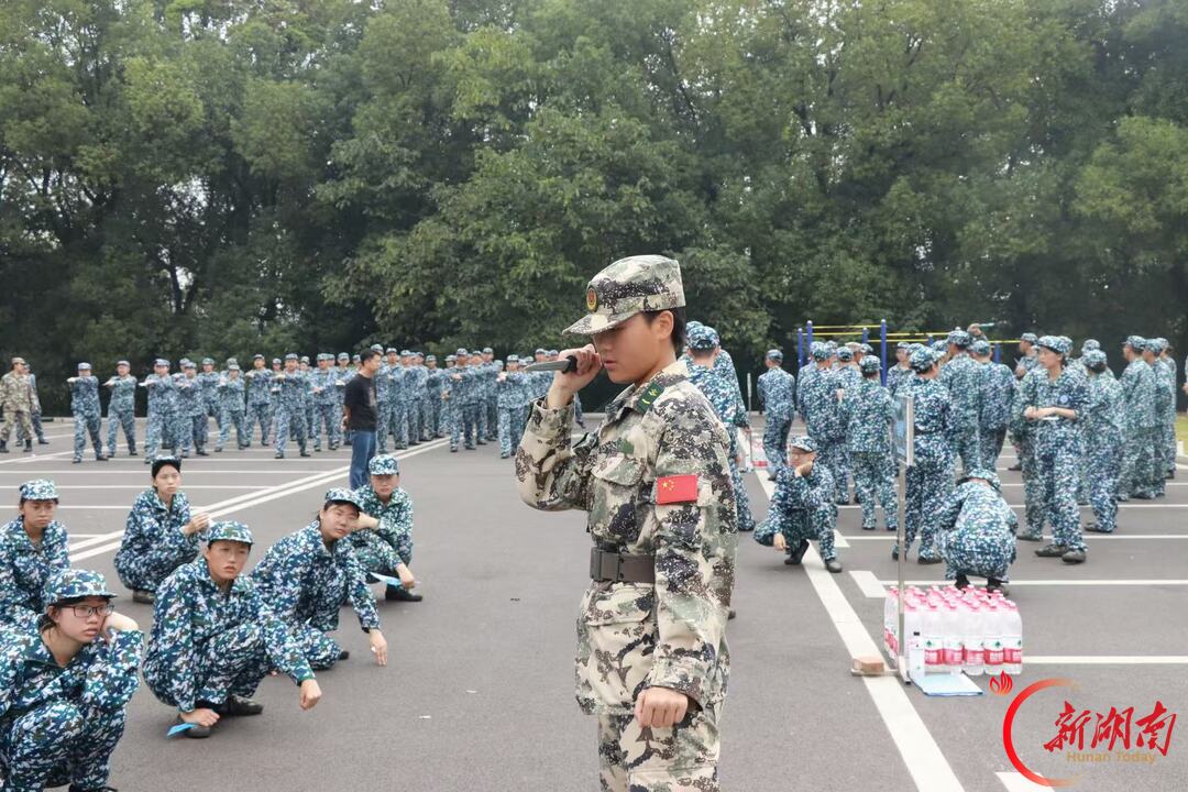 青春正步走丨执令启新训 以行育少年
——专访建筑与设计学院2026年新生军训教官谭青蕊