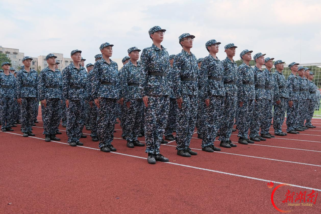 青春正步走丨场边观训:靠脚声里听成长,重复之中见蜕变