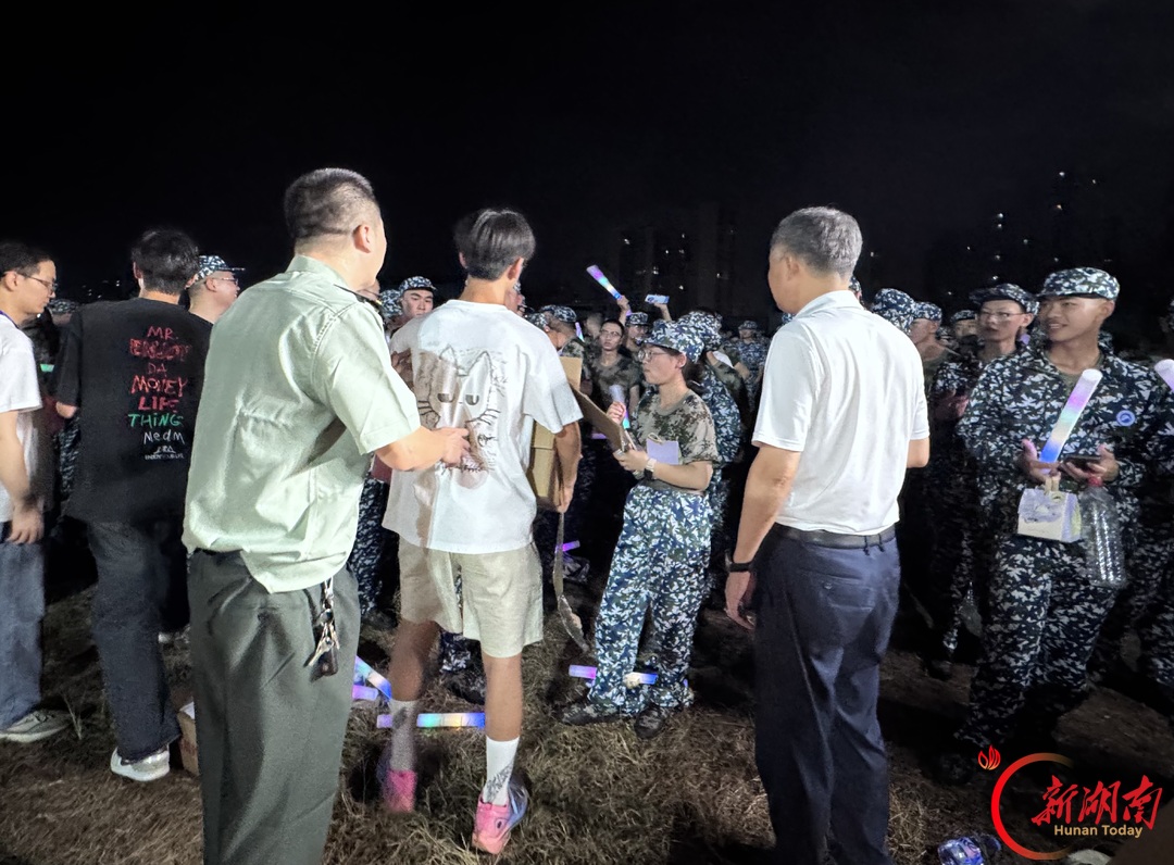 青春正步走丨资源环境与安全工程学院慰问军训学子