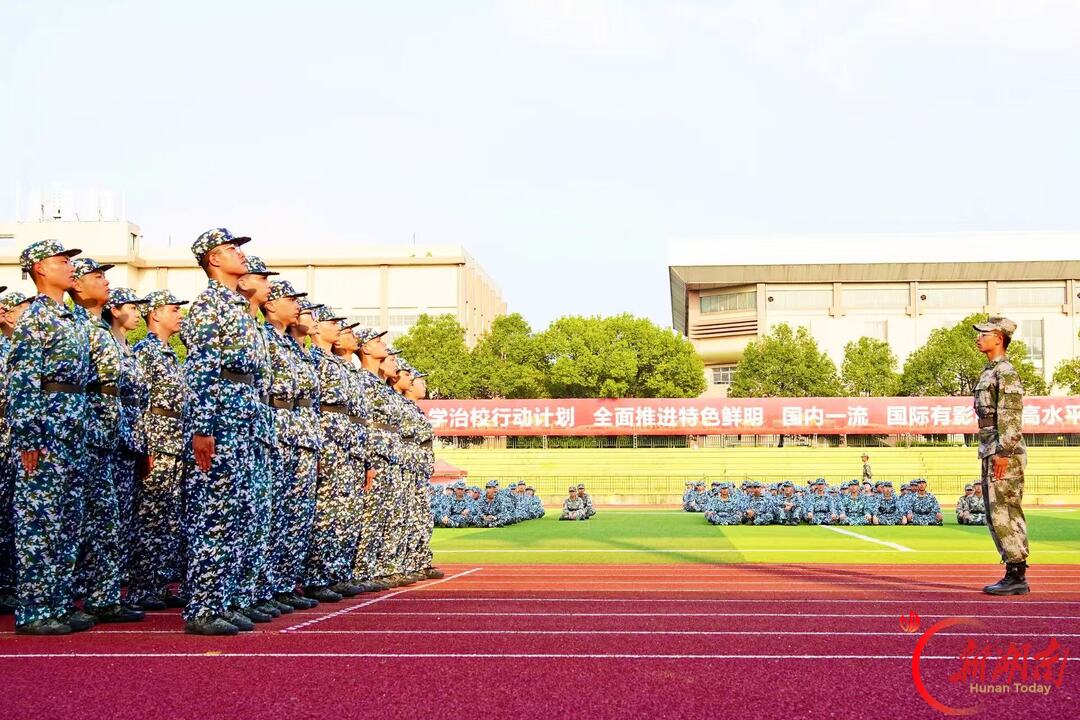 青春正步走丨迷彩砺初心 青春展风采
——湖南科技大学2026级新生军训单个军人队列动作评比顺利举行