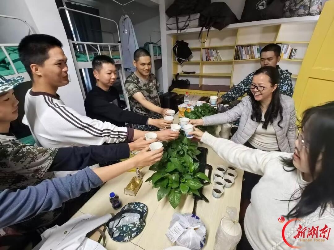 青春正步走丨秋雨生寒意，姜茶暖人心